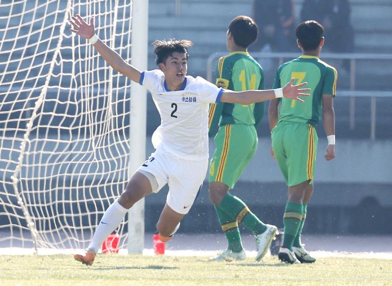 帝京長岡―市船橋　後半、先制ゴールを決め、駆け出す市船橋の佐藤（手前）＝柏の葉（共同）