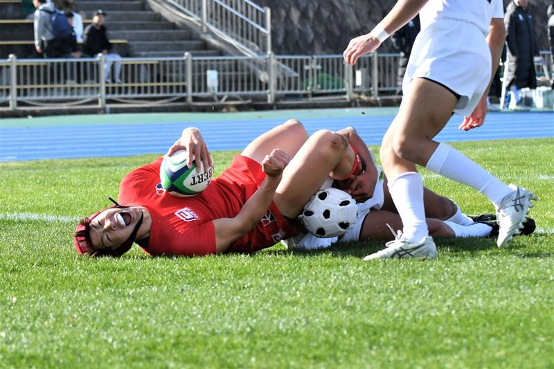 流通経大柏―天理　前半１４分、先制トライを決めた流通経大柏の三田村（左）＝１日、花園