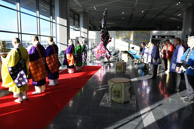 成田山新勝寺の僧侶と成田空港の関係者らが航空の安全を祈った＝１日、成田市