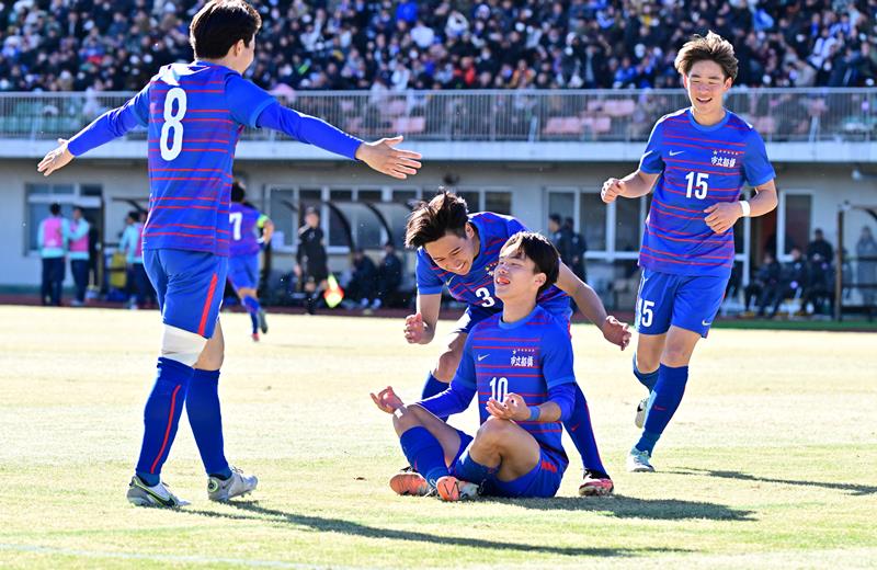 名古屋戦の後半、勝ち越しゴールを決め祝福される市船橋の郡司(10)=4日、柏の葉