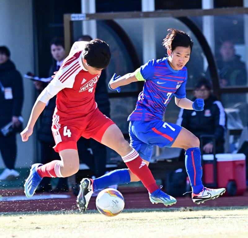 後半、競り合う市船橋の太田(右)=4日