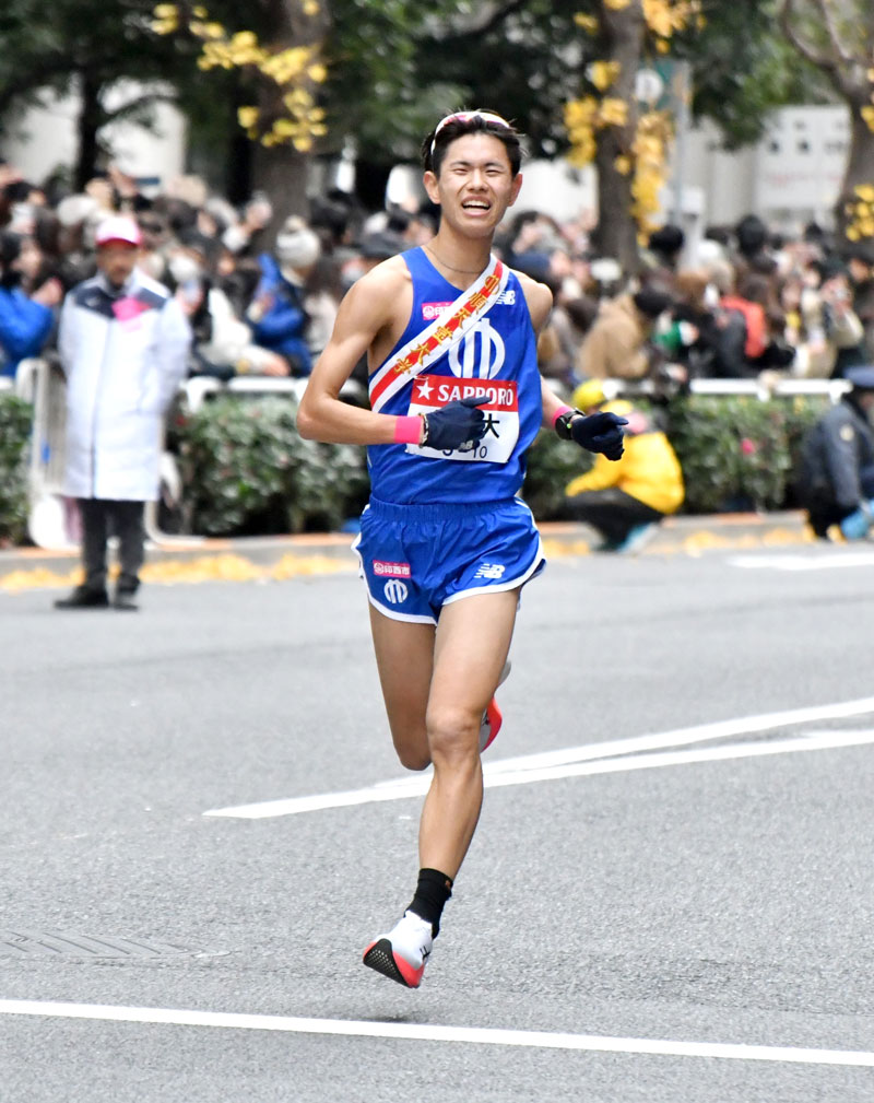 １７位でゴールに向かう順大のアンカー斎藤舜太＝東京・大手町