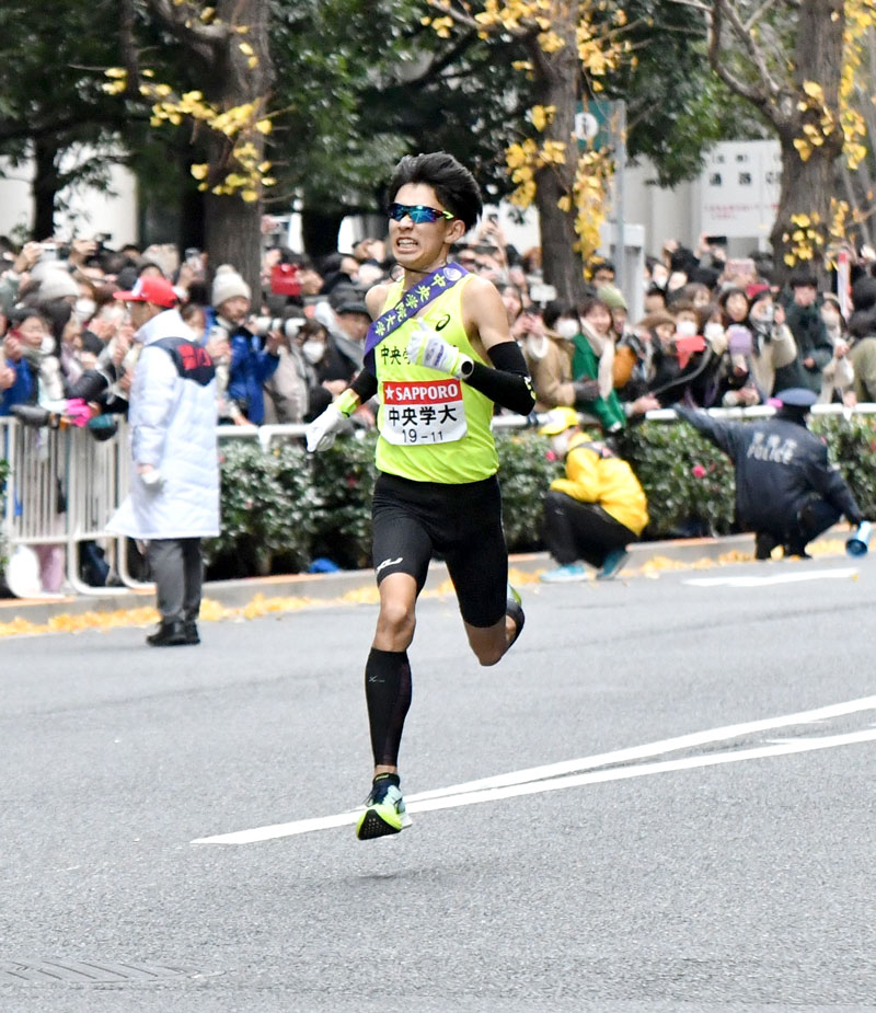 19位でゴールに向かう中院大のアンカー飯塚達也