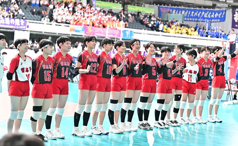 ３回戦進出を決め、応援席に挨拶をする女子習志野