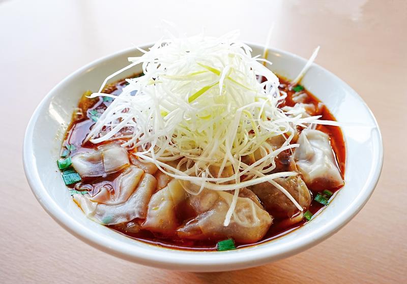 勝浦タンタンメンにワンタンを加えた「勝浦ワンタンタン」。白い丼に赤いピリ辛スープが映える