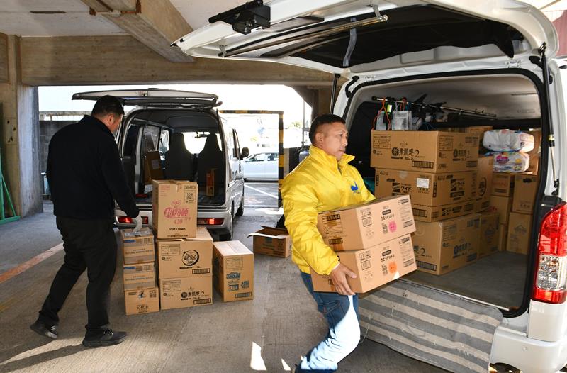 支援物資を整理する商工会議所青年部のメンバーら=5日、香取市