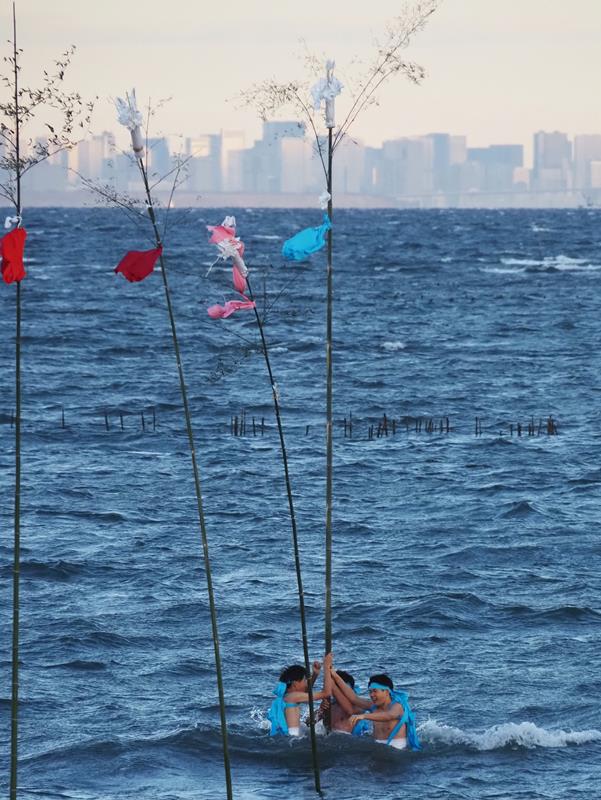 厳寒の海に入り、梵天を立てる若者たち=7日、木更津市