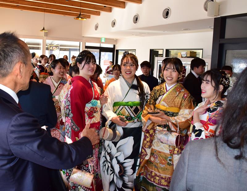 道の駅「むつざわ　つどいの郷」のレストランで思い出話に花を咲かせる２０歳の参加者ら＝７日、睦沢町