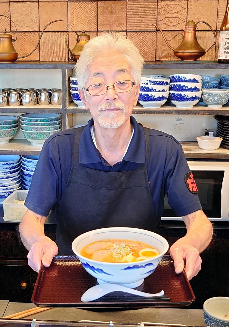 自慢の「梅塩バターらー麺」を提供する店主の秋葉さん=市原市光風台