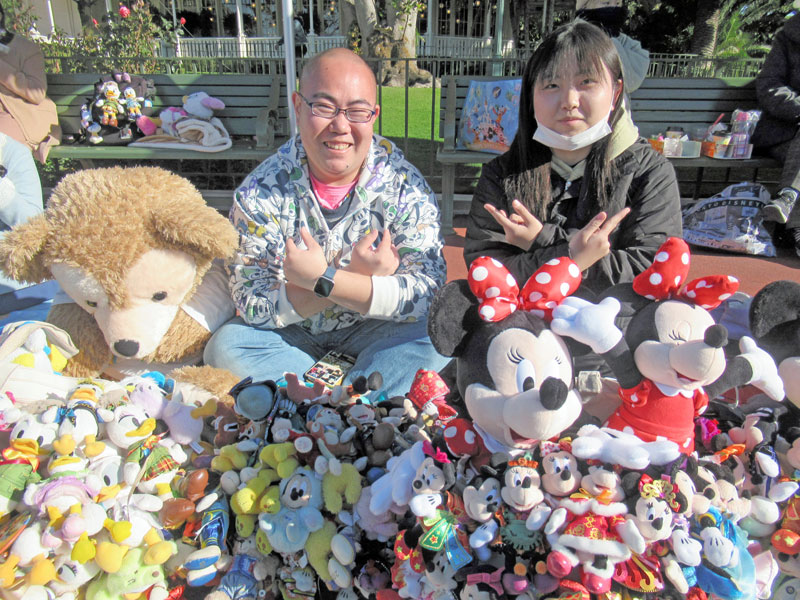ミニーらのグッズを持参した大ファンの栗原さん（右）と原田さん＝９日、浦安市の東京ディズニーランド