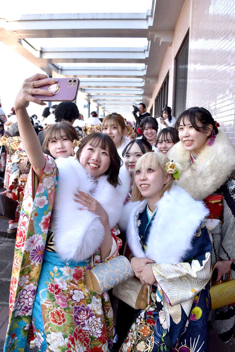振り袖姿で記念撮影をする若者たち＝８日、千葉市中央区