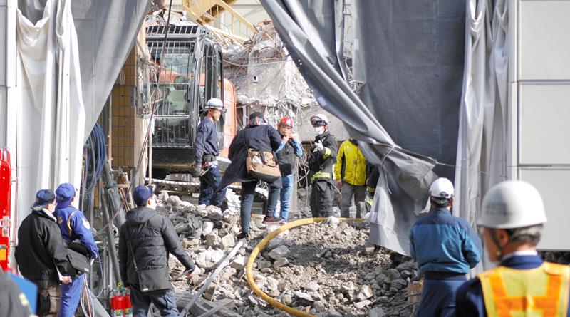 火災があったビルの解体工事現場を調べる消防隊員ら＝１０日午前１１時５分ごろ、千葉市中央区新田町