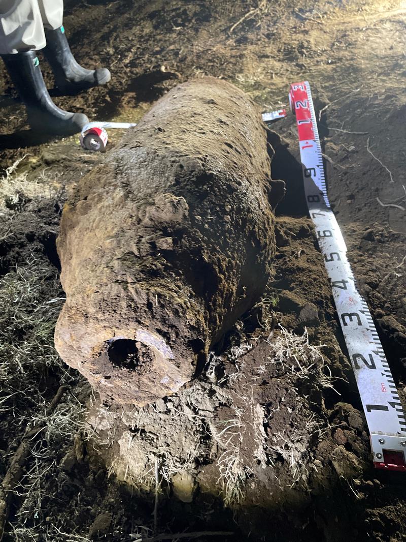 校庭で見つかった不発弾＝９日（柏市提供）