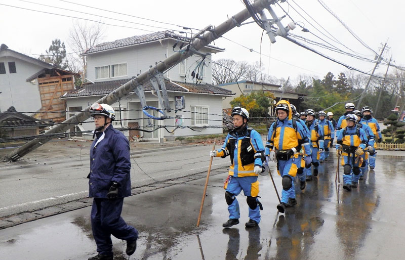 石川県の被災地で活動する千葉県警の広域緊急救助隊。電柱が倒れ道路は車両が通行できなくなっていた(千葉県警提供)