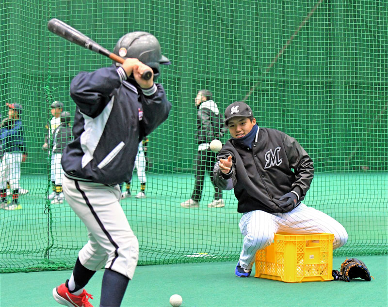 打撃を指導する千葉ロッテの黒川選手＝１４日、千葉市美浜区