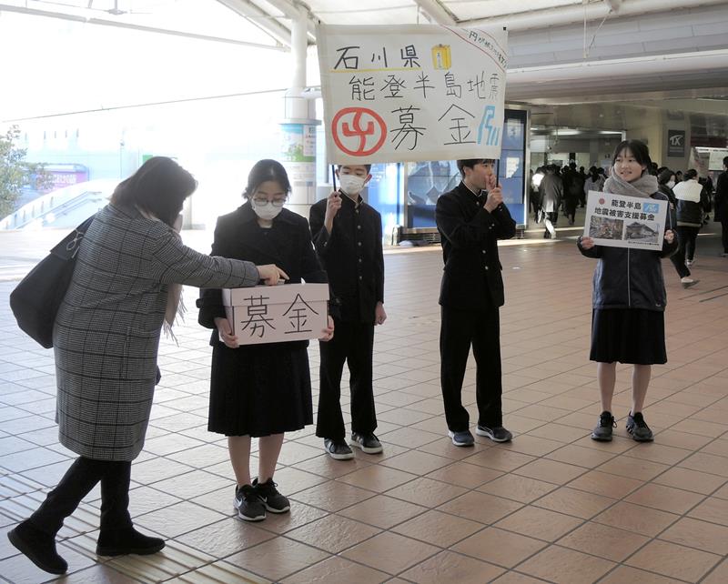 流山おおたかの森駅自由通路で募金活動を行う流山市立中学校の生徒ら＝１６日、流山市