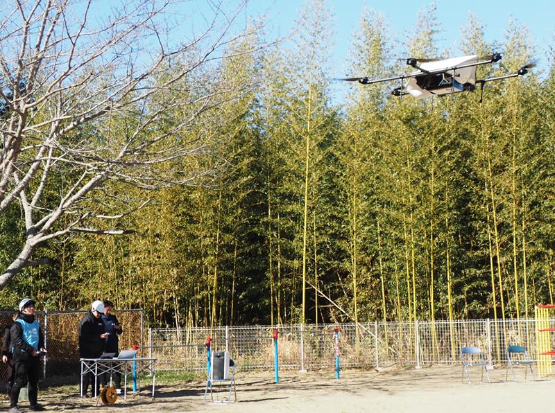 （２）目的地に向かって　飛び立つドローン
