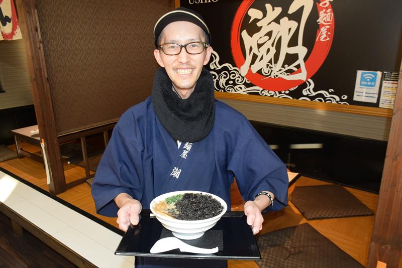 岩のりラーメンを笑顔で紹介する店主の平野さん＝銚子市