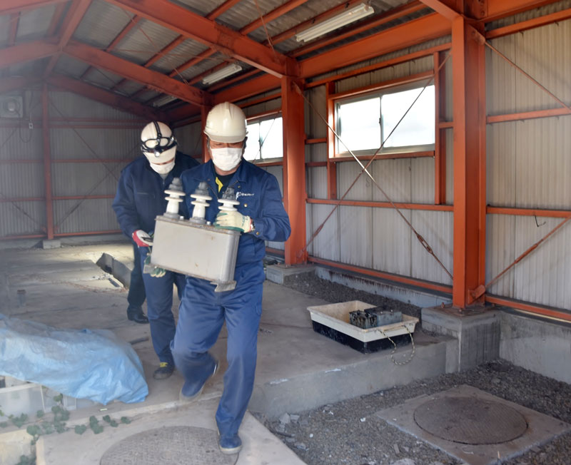 高濃度PCBを含有するコンデンサーを行政代執行で回収する産廃業者=24日、鴨川市