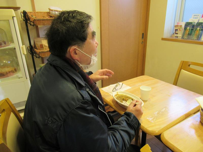 カレーを食べに訪れた男性