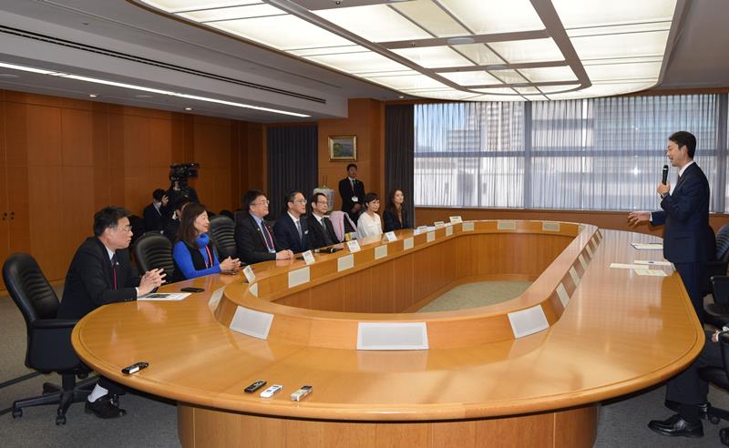 台湾の教育関係者ら(左側)を歓迎する熊谷知事=県庁