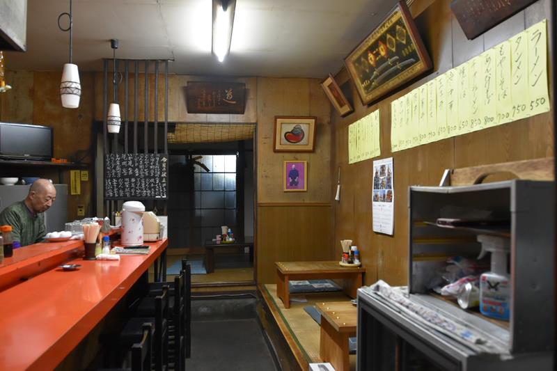 現役で使用するダイヤル式のピンク電話など内装も創業半世紀の歴史を感じさせる