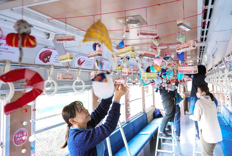 いすみ鉄道の車両に飾り付けられたつるし雛＝大多喜町