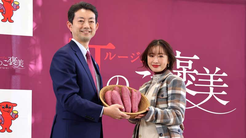 サツマイモを手にポーズを取る熊谷知事(左)と松本さん=3日午後、千葉市美浜区のイオンモール幕張新都心