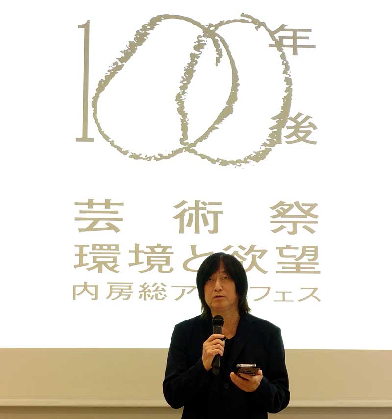 あいさつする小林さん=9日、東京都中央区の東京ミッドタウン八重洲