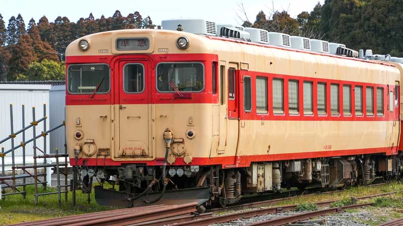 いすみ鉄道国吉駅に動態保存されている「キハ２８　２３４６」。クラウドファンディングで修繕費用を募る＝いすみ市
