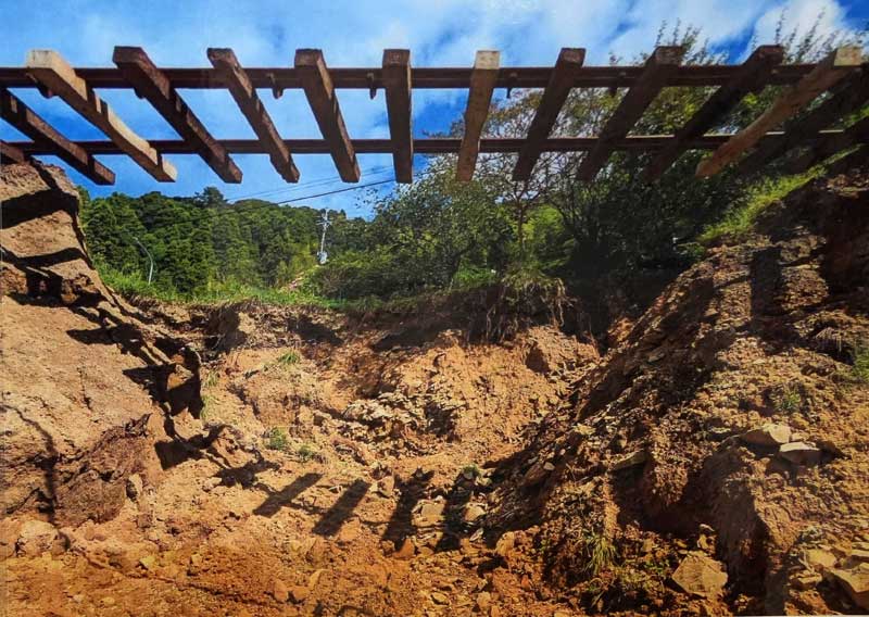 台風災害で土砂が流れ出て宙に浮いた線路