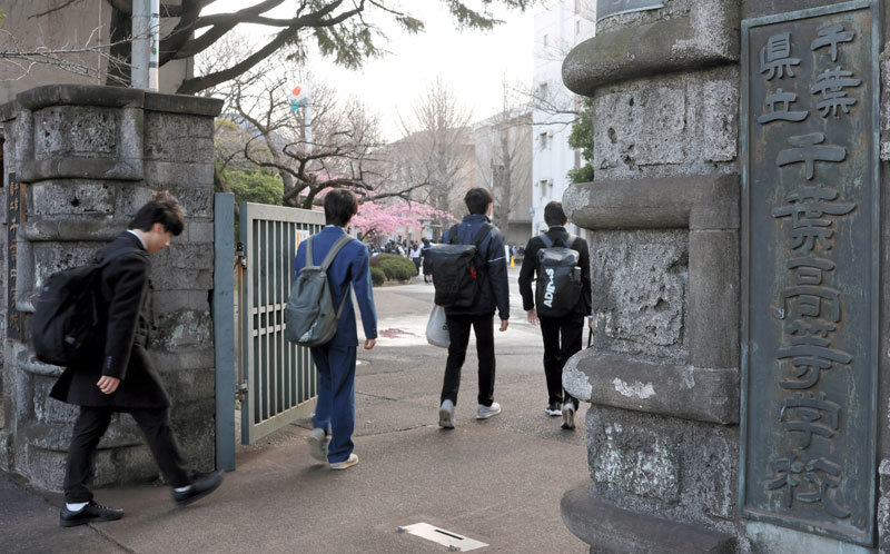 会場入りする受験生ら＝２０日午前９時ごろ、千葉市中央区の県立千葉高校