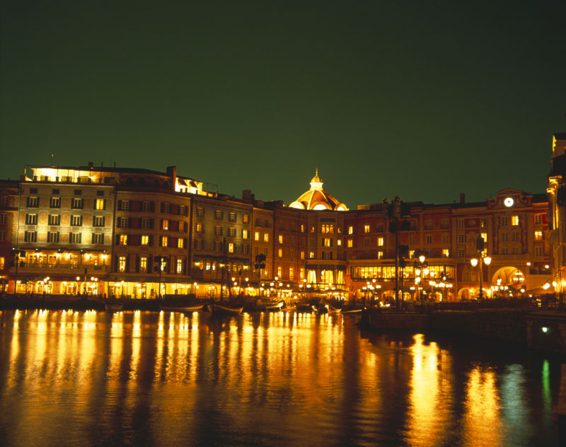 TDSのメディテレーニアンハーバーの夜。ロマンチックな雰囲気に大人も酔いしれる