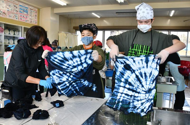 藍染めＴシャツ作りに取り組んだ児童たち＝３１日、神崎町立米沢小学校