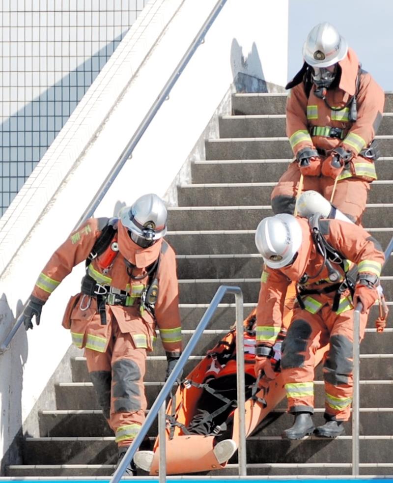負傷者役を運び出す消防隊員＝１日午前１１時ごろ、千葉市美浜区