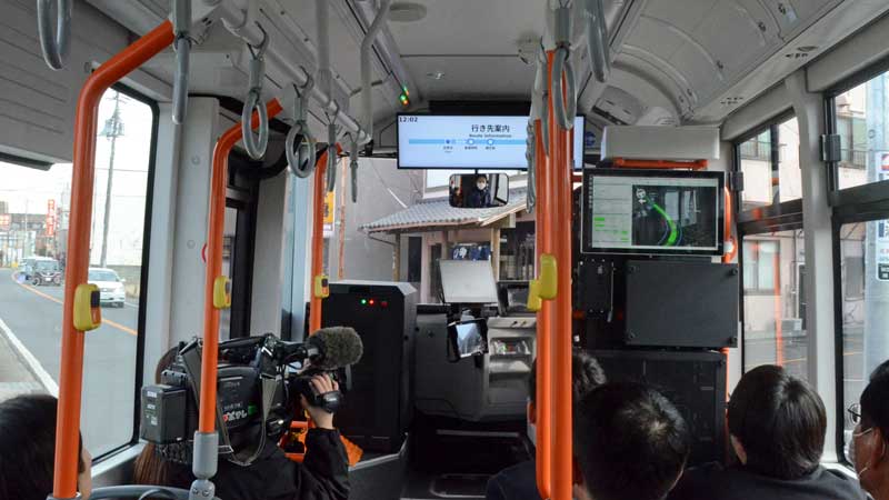 運行開始の前日に行われた試乗会で、公開された車内の様子。運転席後ろのモニターにGPSで把握したルートが表示される=1日、横芝光町