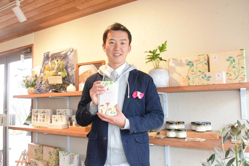 落花生加工品ブランド「Bocchi」の商品やカフェメニューを扱うショップを開設した「セガワ」の加瀬代表=4日、旭市