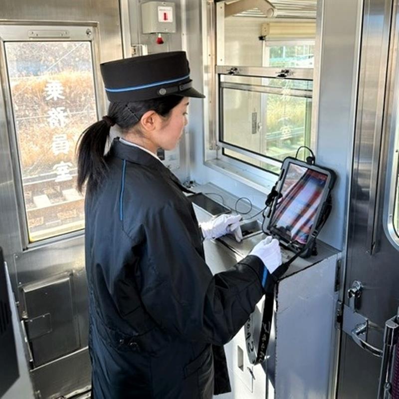 タブレットを操作する車掌（北総鉄道提供）
