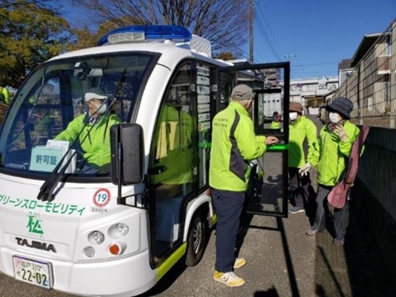 グリスロが導入された松戸市河原塚地域では、グラウンドゴルフの送迎にも活用されている=2022年11月(松戸市提供)