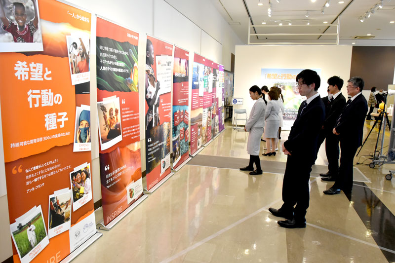 ＳＤＧｓをテーマにしたパネルが並ぶ「希望と行動の種子」展＝６日、鎌ケ谷市