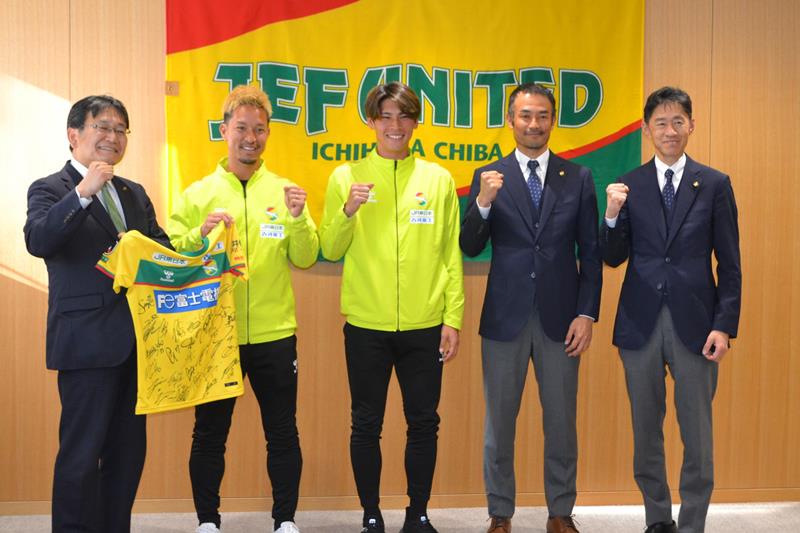神谷市長（左）に新シーズンの躍進を誓った田口選手（左から２人目）ら＝８日、千葉市役所