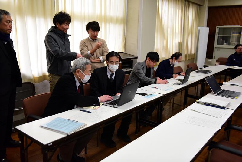 ２人１組のグループを二つ作り、それぞれ同じ答案を採点した＝９日、千葉市稲毛区の県立千葉東高校