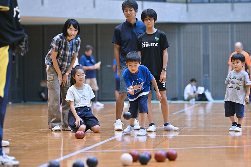 パラスポーツフェスタちば２０２３でボッチャを体験する子ども（県提供）
