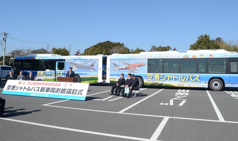 「空港シャトルバス」で導入される新車両のお披露目式であいさつする芝山町の麻生町長（中央）＝１４日、山武市