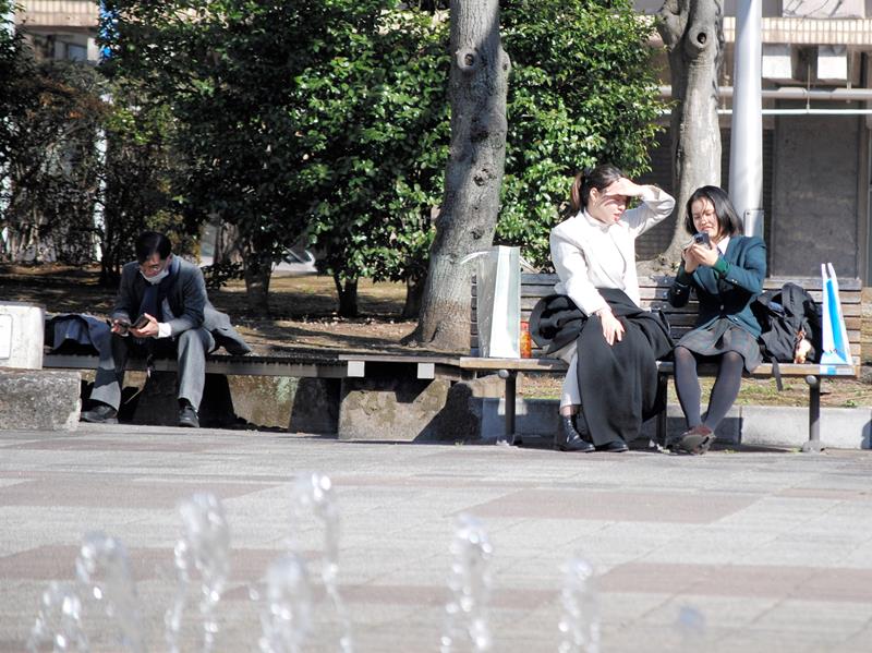 公園では上着を脱いだり日陰で休んだりする人の姿が見られた＝１４日午後２時５分ごろ、千葉市中央区