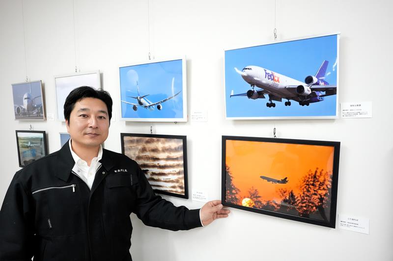 「ヒコーキと空」写真展を開いている大谷さん＝いすみ市