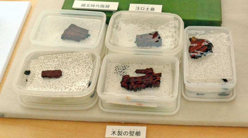 出土した木製のくし。装飾や赤い塗料が確認できる