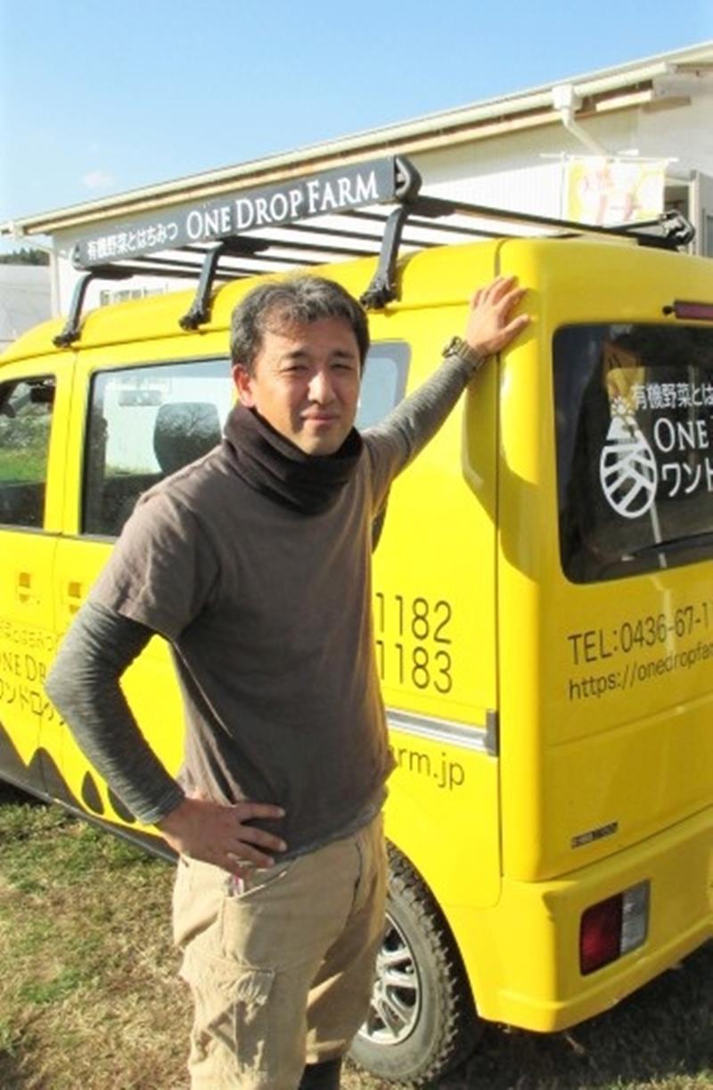 社用車を見せる豊増洋右代表