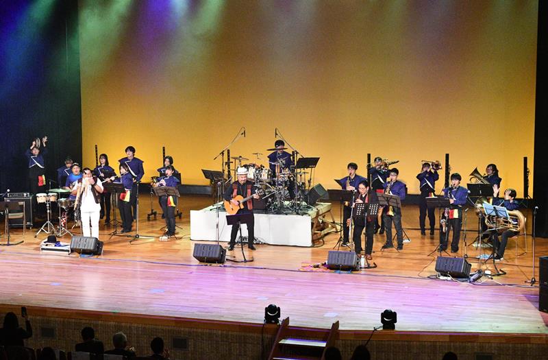 ボリビア出身のミュージシャンらと一緒に演奏を披露する多古高の吹奏楽部員=多古町