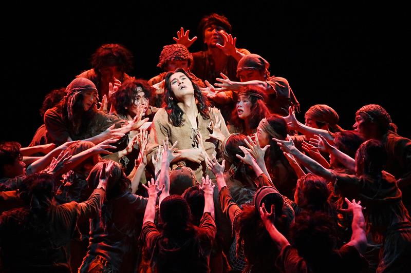 「ジーザス・クライスト＝スーパースター」の一場面。中央が神永東吾（イエス）